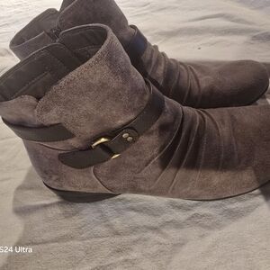Natural Soul Gray Ankle Boots with Black Accents